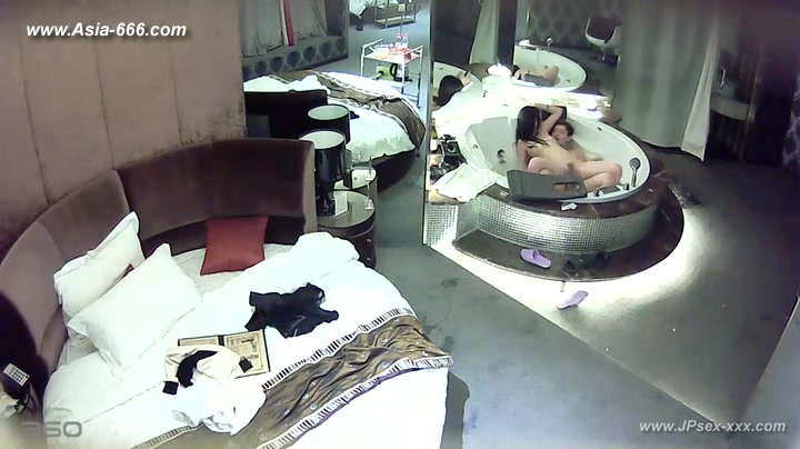 Hackers use the camera to remote monitoring of a lover's home life.***
