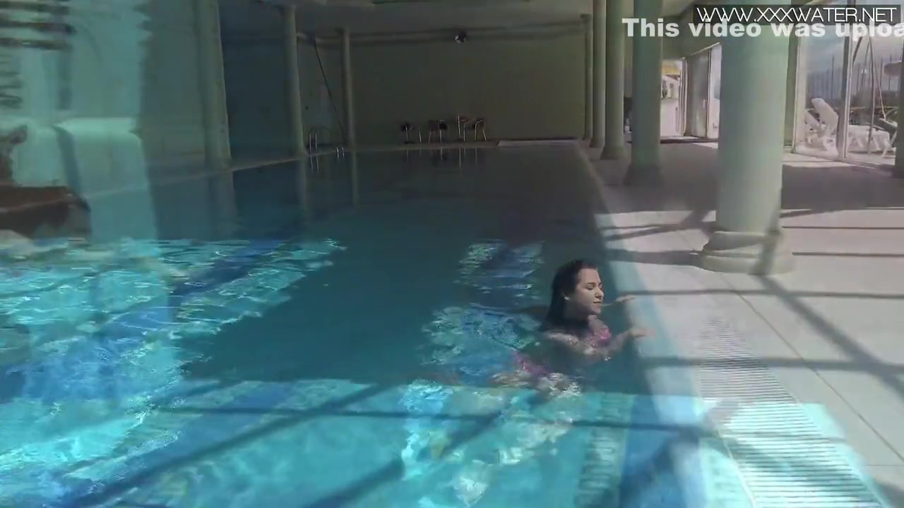 Swims Sexy Naked In The Pool With Jessica Lincoln