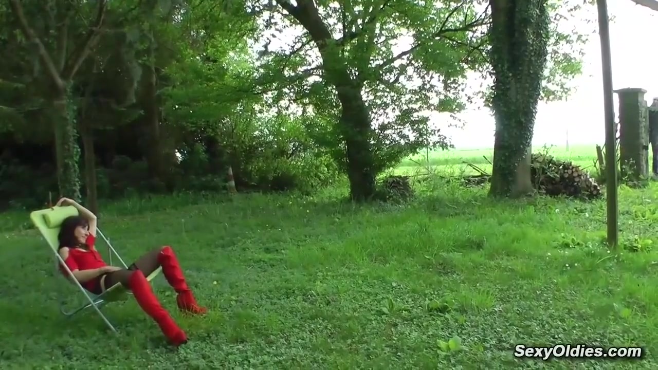 French Mature Lady Liliane Fucks Bbc In Condom