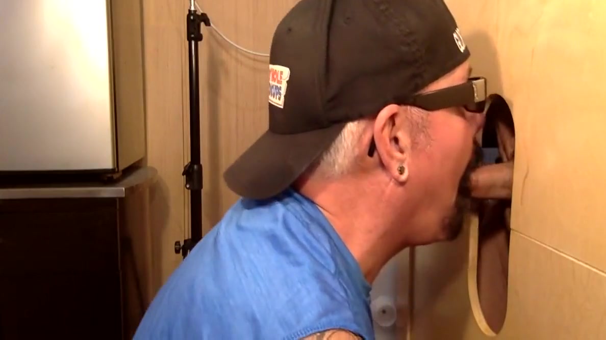Gloryhole Mature Gay In Amateur Video Sucks Rod Till Facial