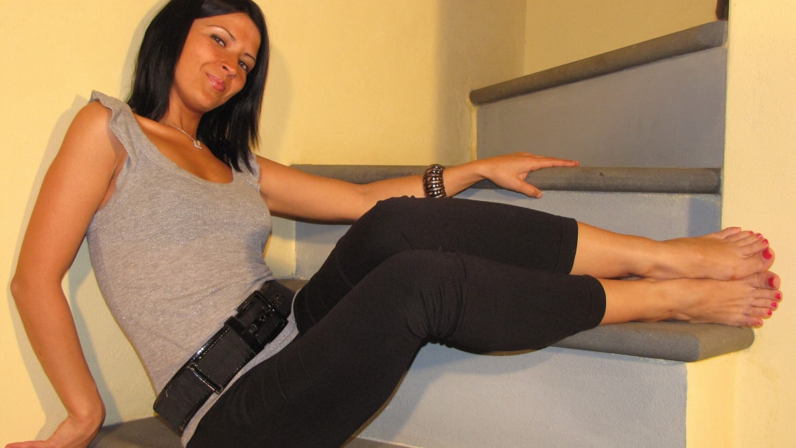 Delight yourself with sexy babe Barbara washing her amazing feet