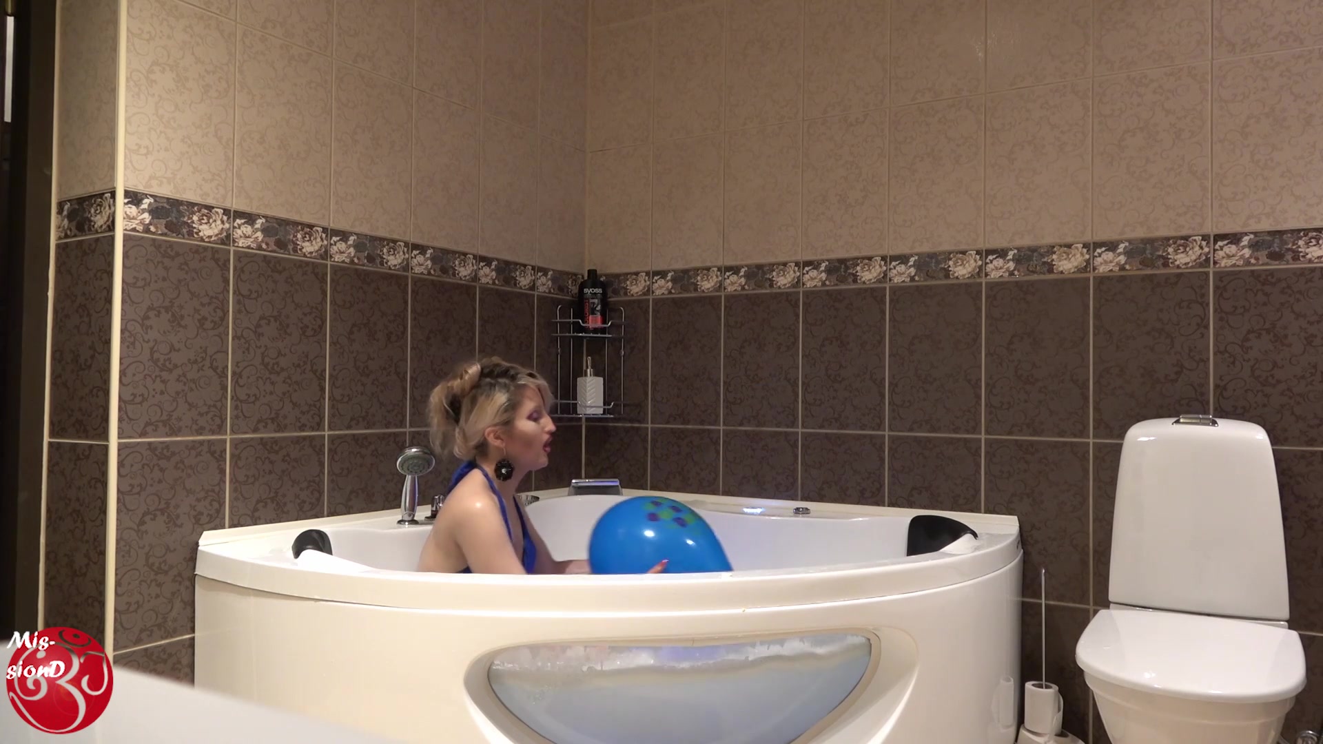 Bathtub With Bubbles And Balloon - Sex Movies Featuring Findom Goaldigger