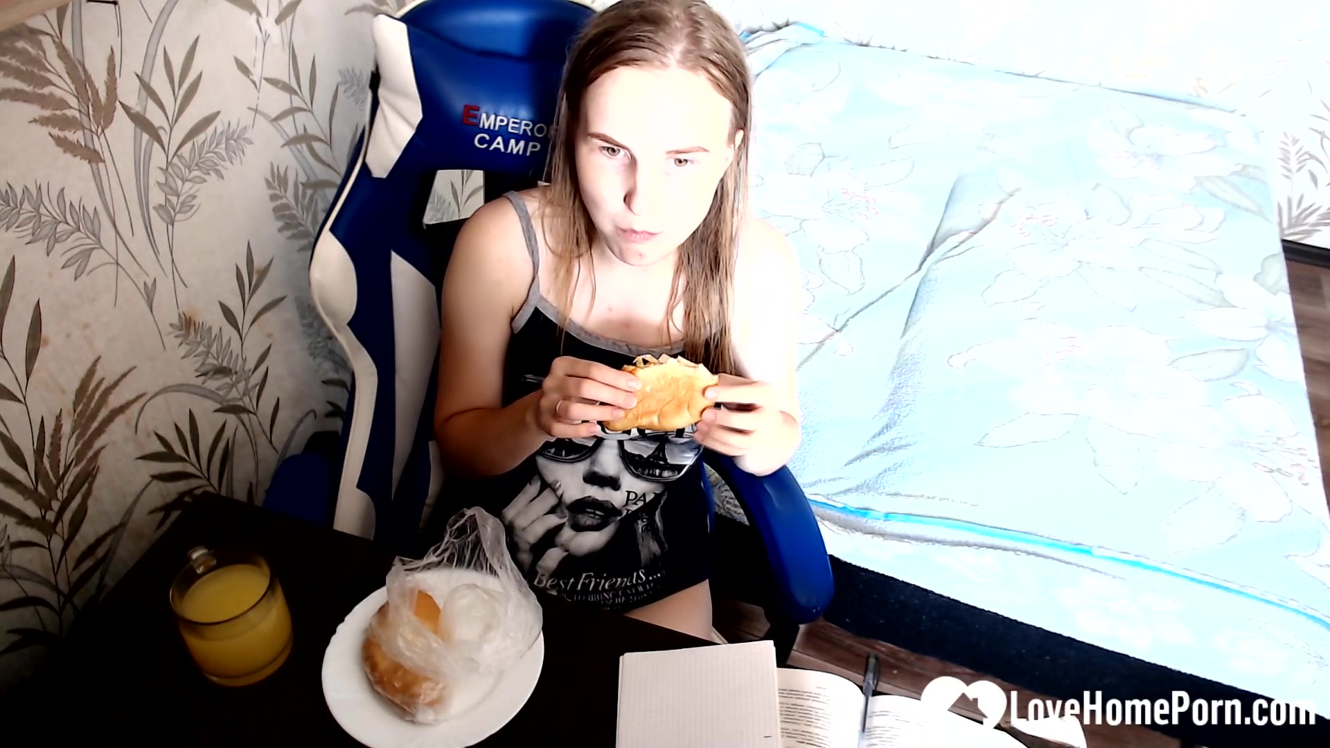 Gamer girl spreads her legs for a solo