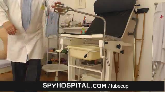 Hot pussy caught on old gynocologist