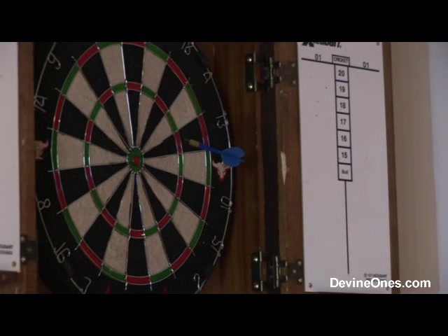 April O'Neal plays darts - Devineones