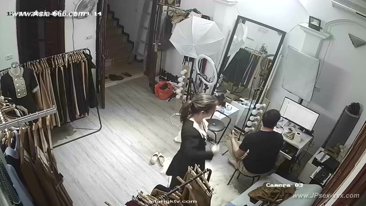 Hackers use the camera to remote monitoring of a lover's home life.598
