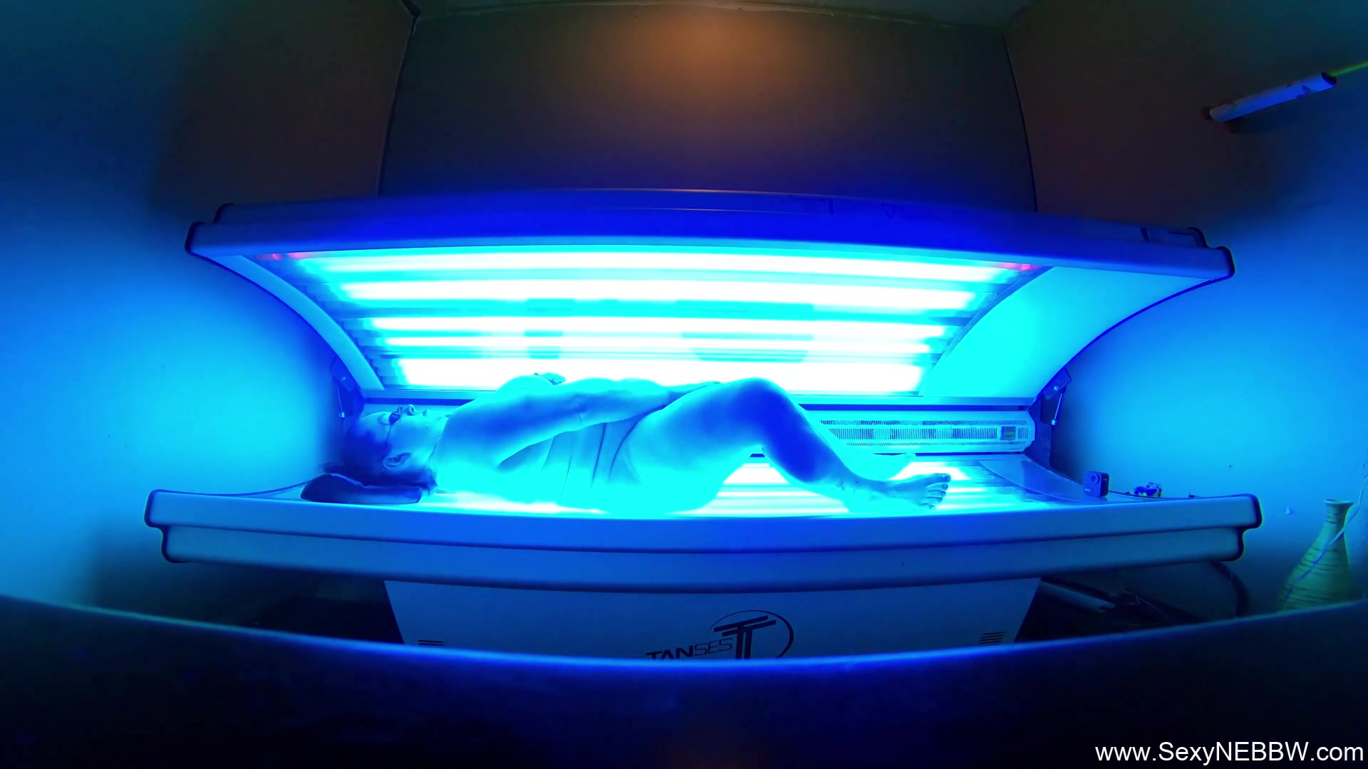 Sexy Bbw Playing Public Tanning Bed - Sexynebbw
