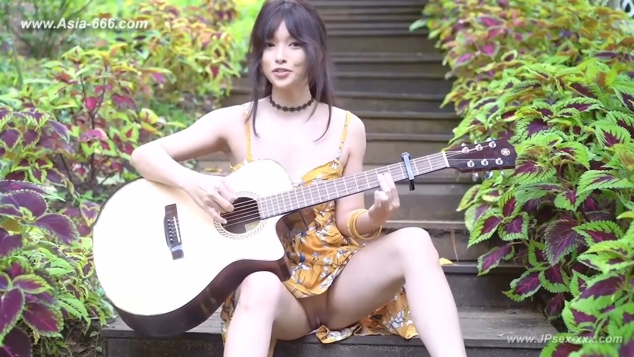 chinese model posing nude.130