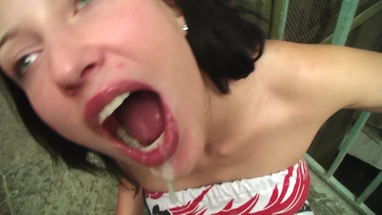 Stud cums in slutty party girl's mouth