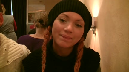 Foxy hotty sucks jocks in the restaurant