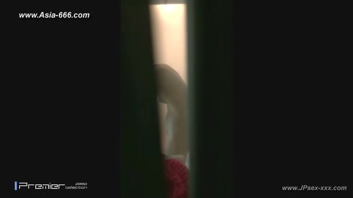 peeping chinese girls bathing.7