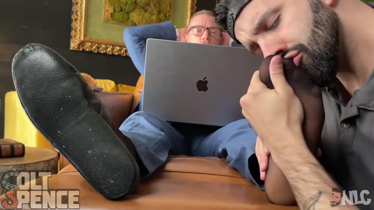 Colt Spence - Boss Gets Feet And Cock Serviced By Cute Houseboy Nick Charms