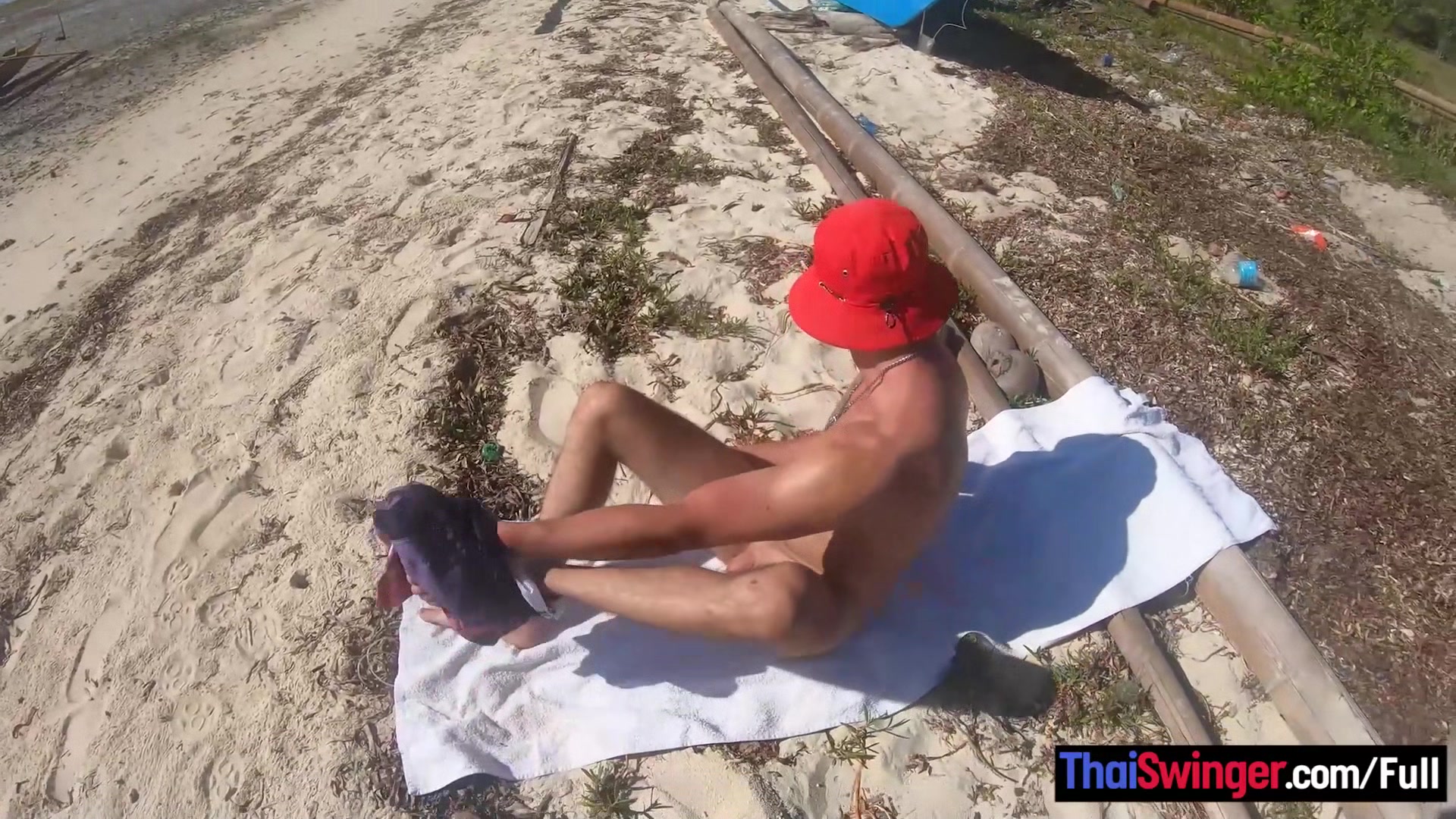 Beach sex in public with big ass Thai girlfriend who has an amazing big ass