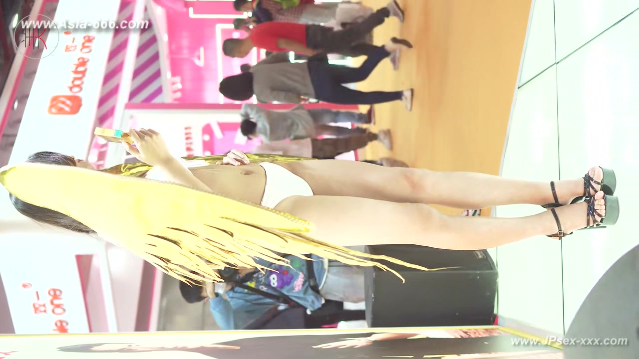 Chinese model in sexy lingerie show.10