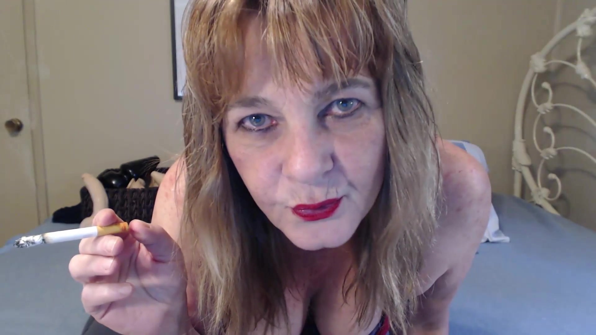 Your Smoking Slut - TacAmateurs
