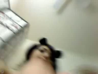 Amateur keeps her butt plugged