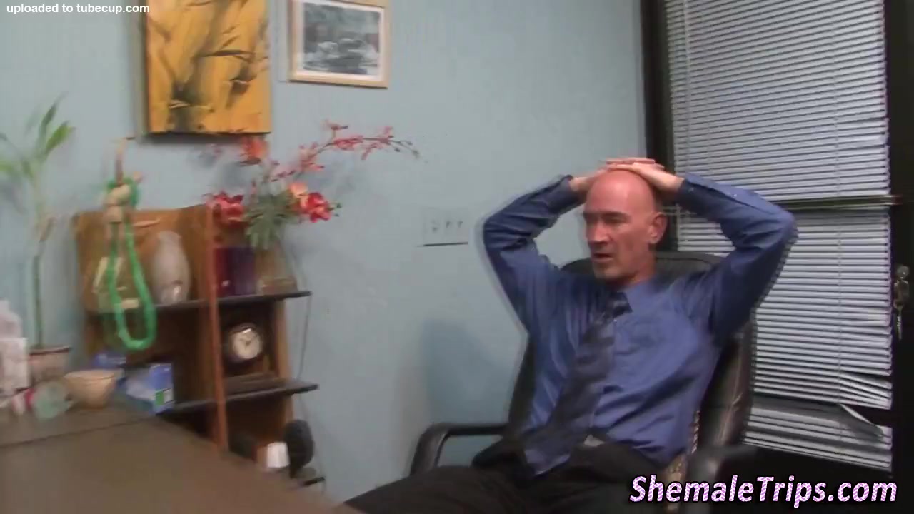 Shemales mouth cummed in