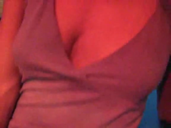 Sympathetic hussy uses mask to dildo her twat on cam