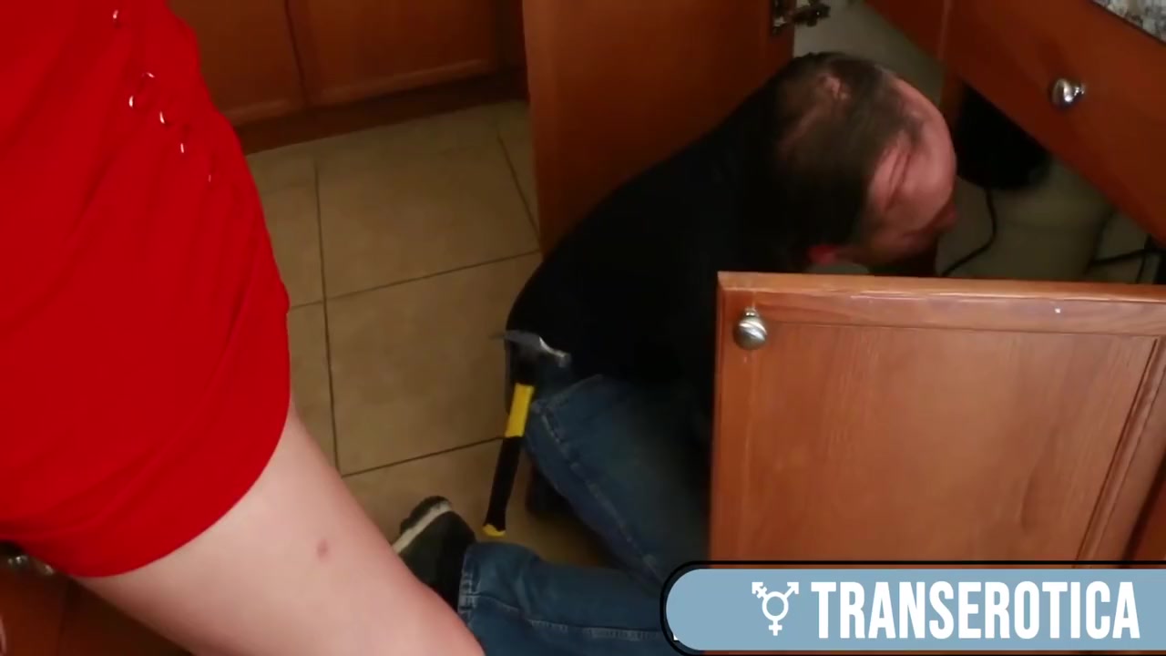 Kai Bailey, Darren Morgans And Casey Kisses - Big Dick Plumber Anal Fucks Trans Babe 11 Min