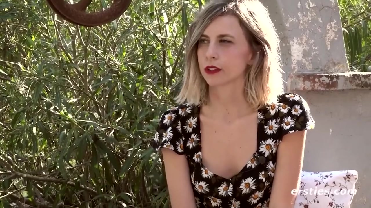 Cintia Fingers Herself Outside