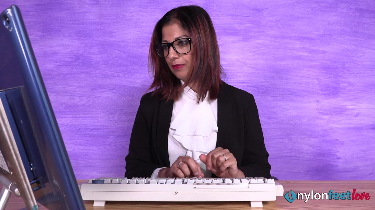 Super-hot secretary Simoncina shows off her nyloned feet