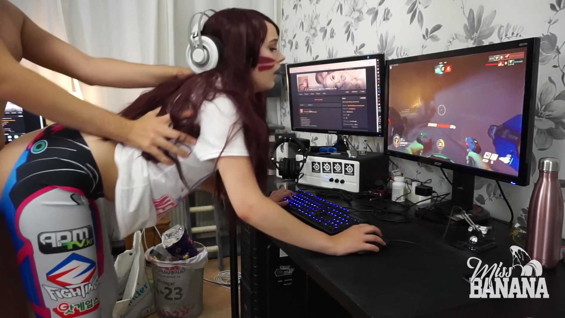 Wants Doggystyle During Gaming - Miss Banana