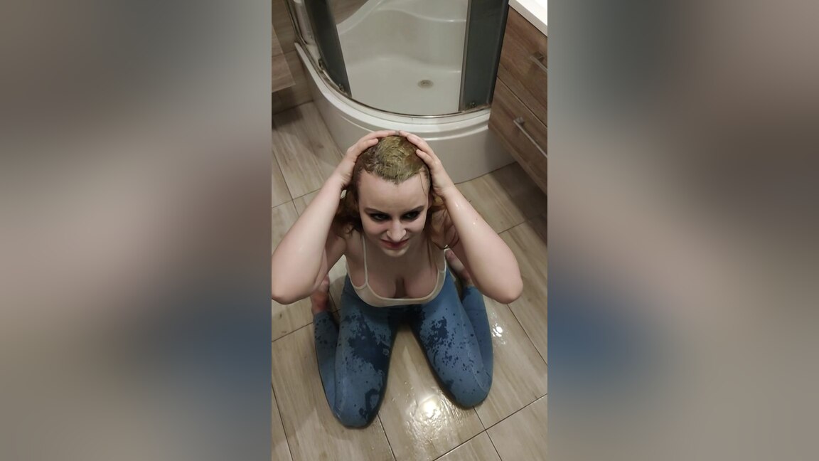 I Piss My Pants And Play With It - Kinky Amy