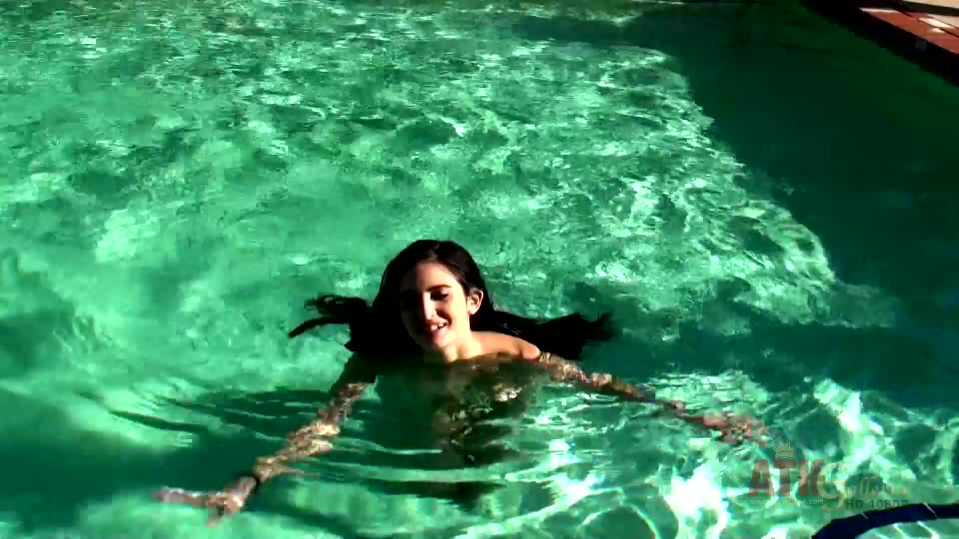 Beauty babe enjoys on swimming pool