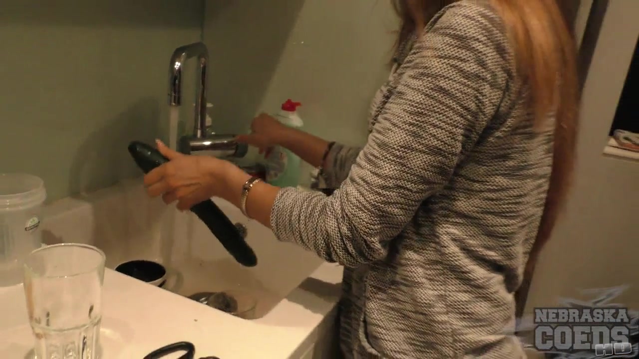 Tiny Young Karina Masturbating With Fruits And Veggies - NebraskaCoeds