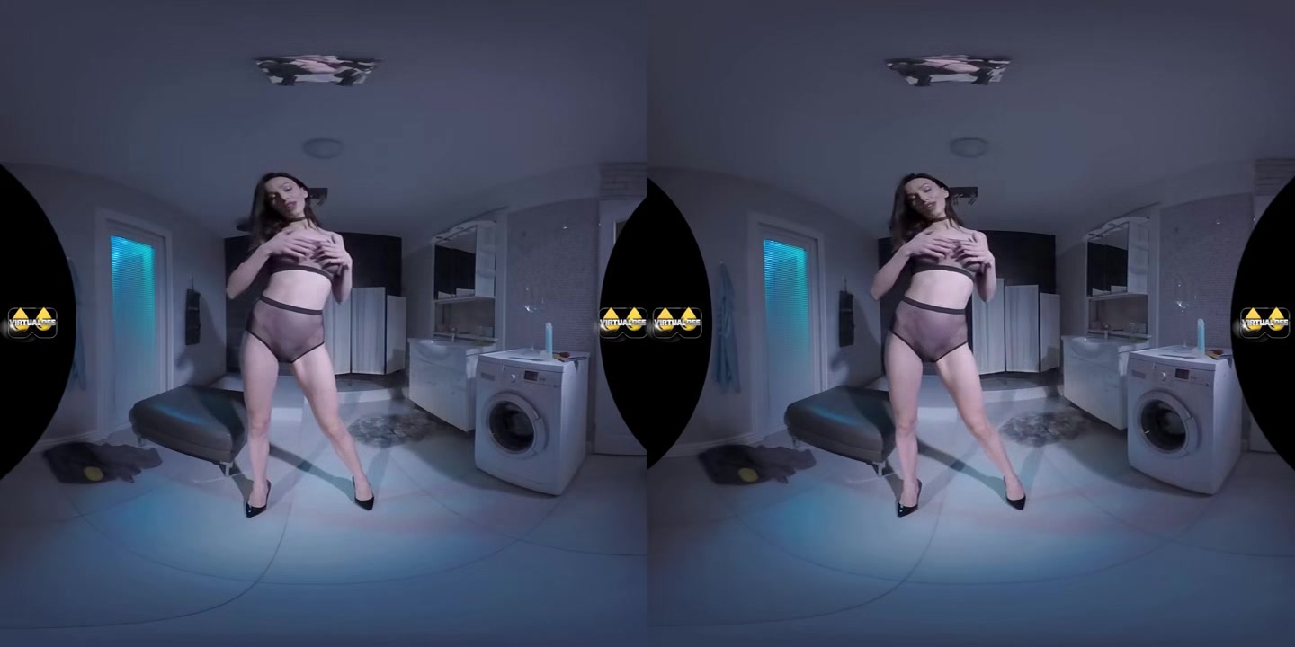 Adel Morel - VirtualPee