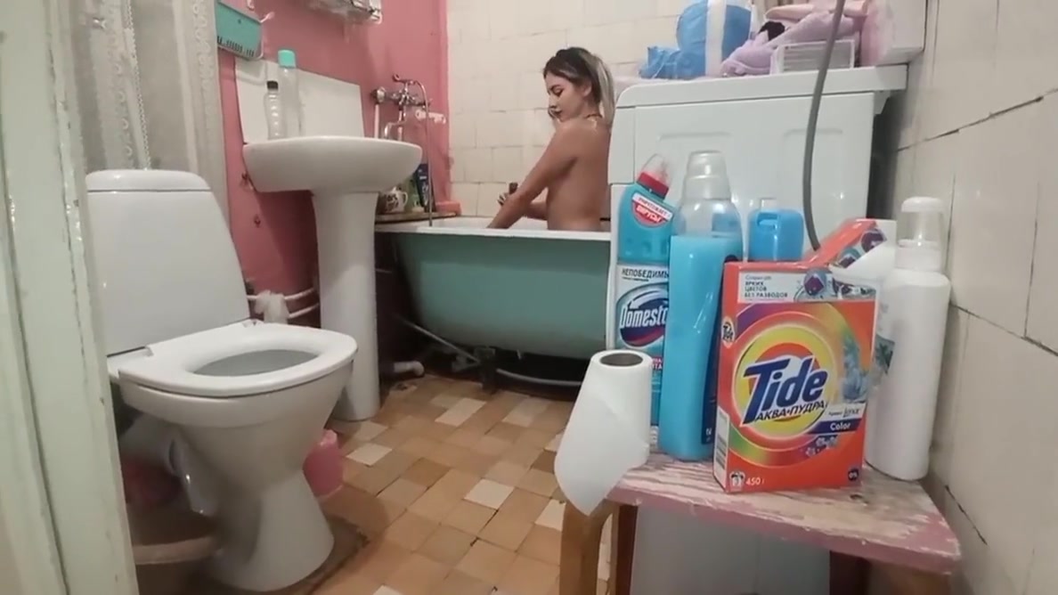My Stepsister In The Shower, And She Was Willing To Suck Me Off