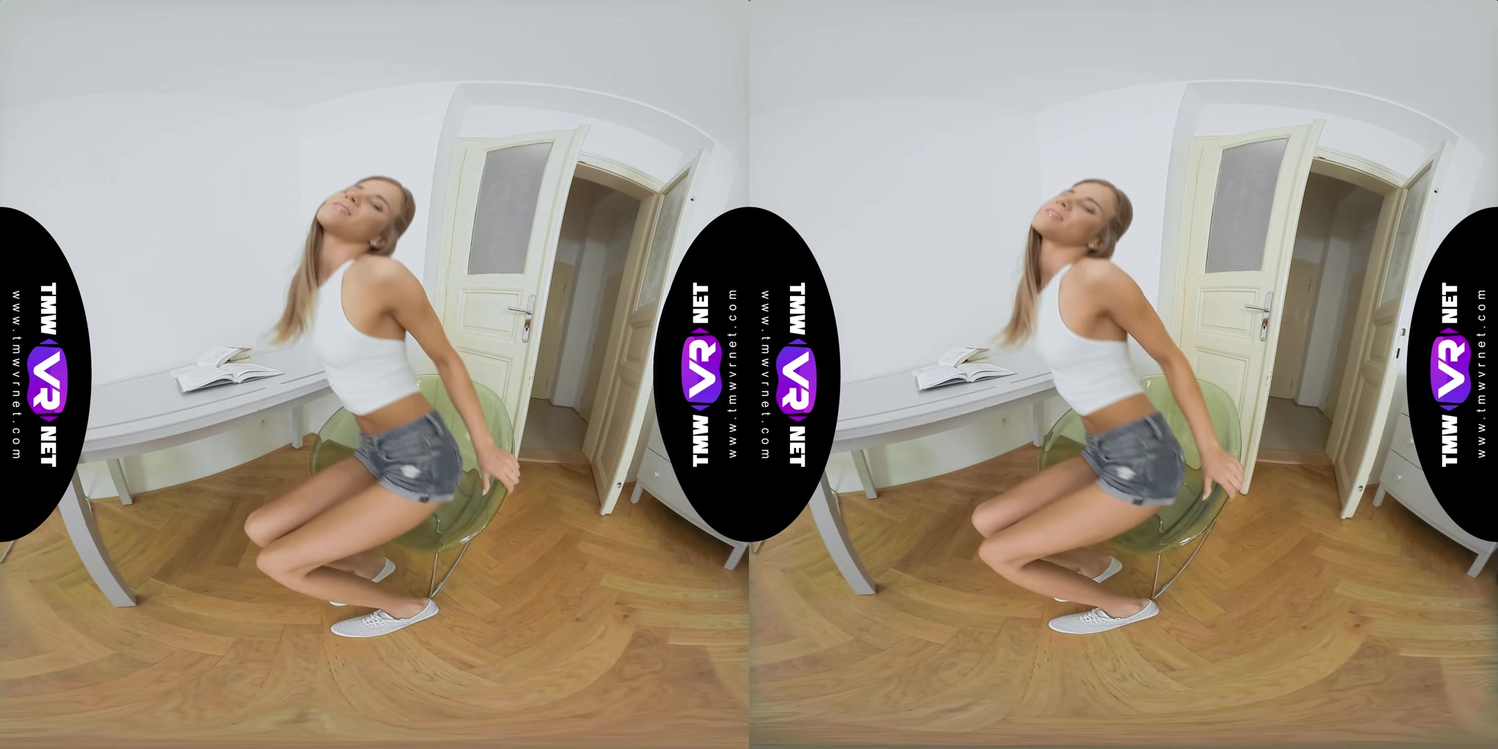 Sweetie Rubs Cunt To Relax - TmwVRNet