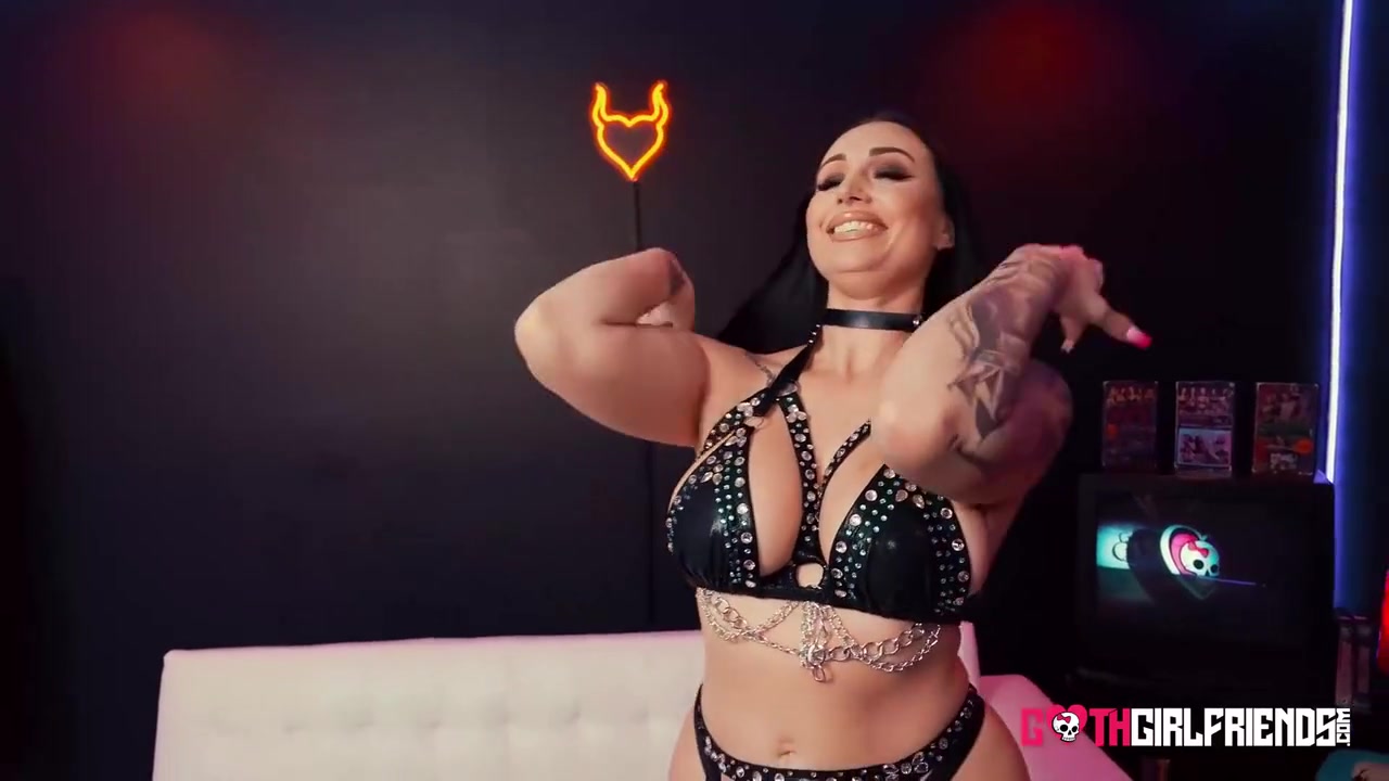 Curvy Delivers Wild Fuck To Horny Stud With Money Birdette