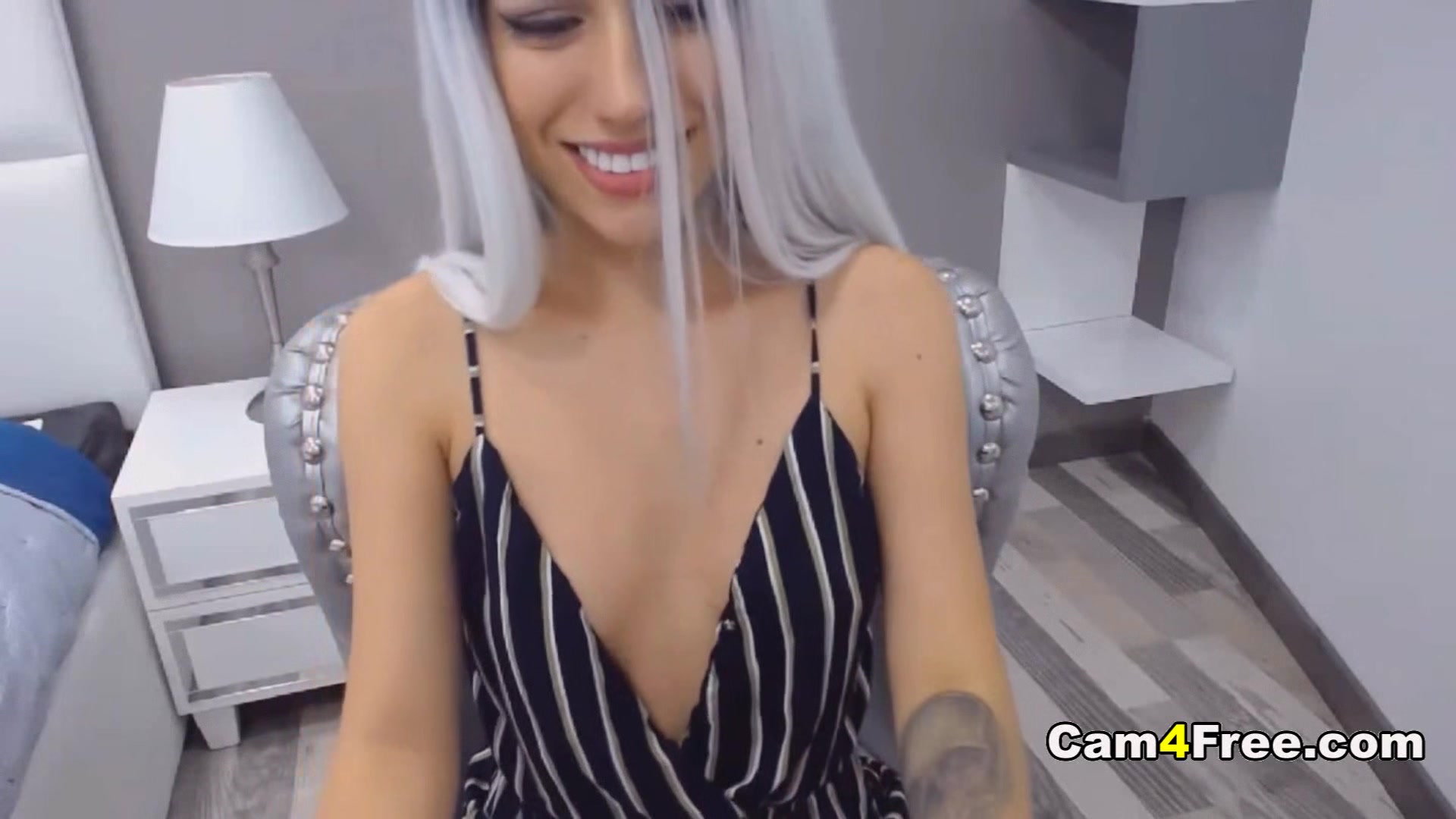 Slim Babe Fiddles Her Pussy