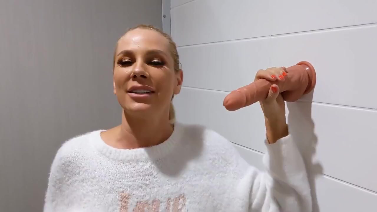 Bathroom Dick Sucking With Exclusive Video! - Puma Swede