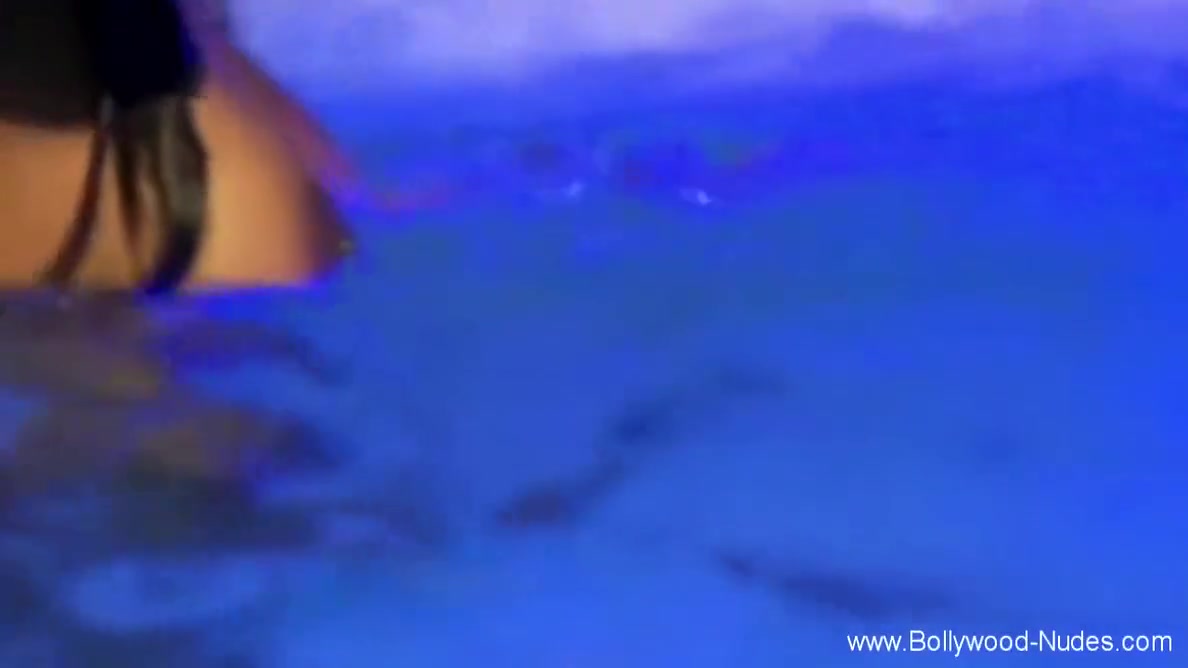 Showing Off Her Sensual Naked Body While Seducing Man