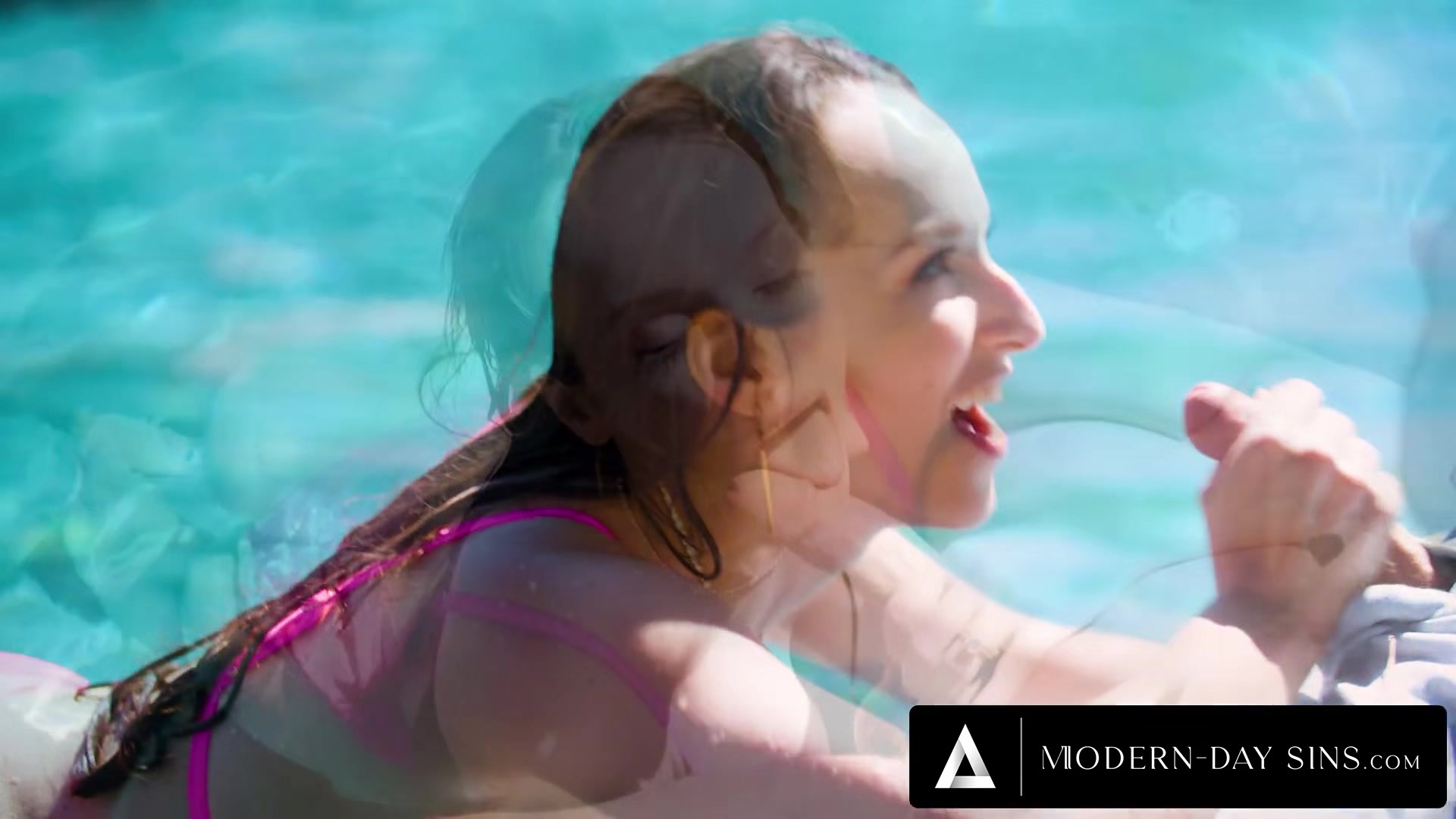 MODERN-DAY SINS - Sunbathing MILF Lexi Luna Lets Pool Guy Titty Fuck Her While Husband Isn't Home!