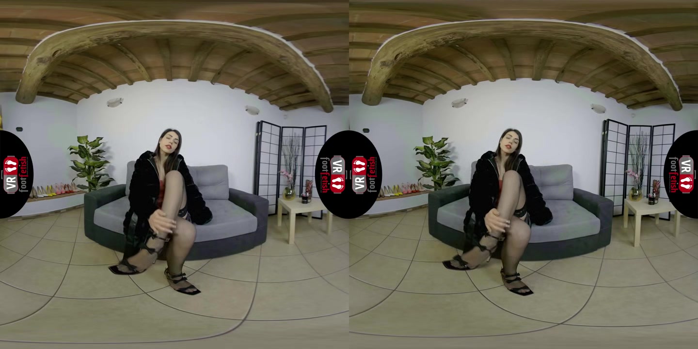 Hot sexy toes of Petra wiggle and spread right in your face in virtual reality - VRFootFetish
