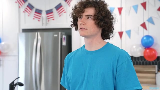 We Play While Dads Away - S3:E9 - Momlover