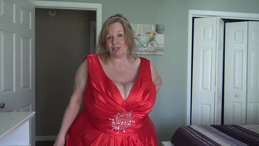 Suzie 44K Busty Milf Fantasies