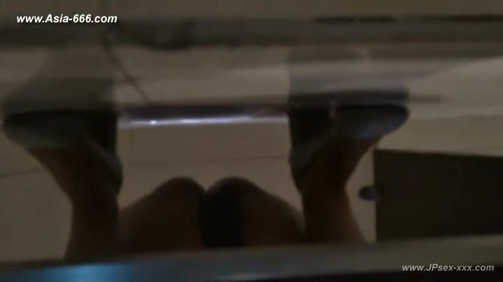 chinese girls go to toilet.120