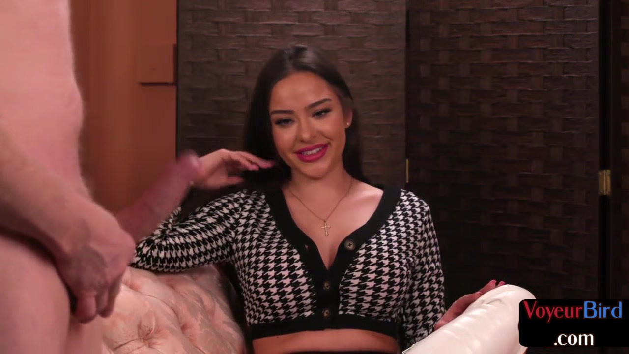 Gorgeous brit voyeur gives JOI