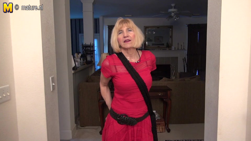 American Mature Lady Shows How Bendy She Still Is - MatureNL