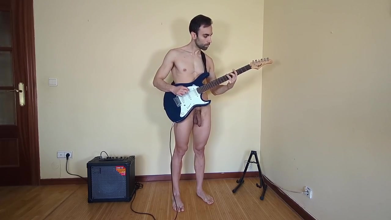 Toco Guitarra Completamente Desnudo