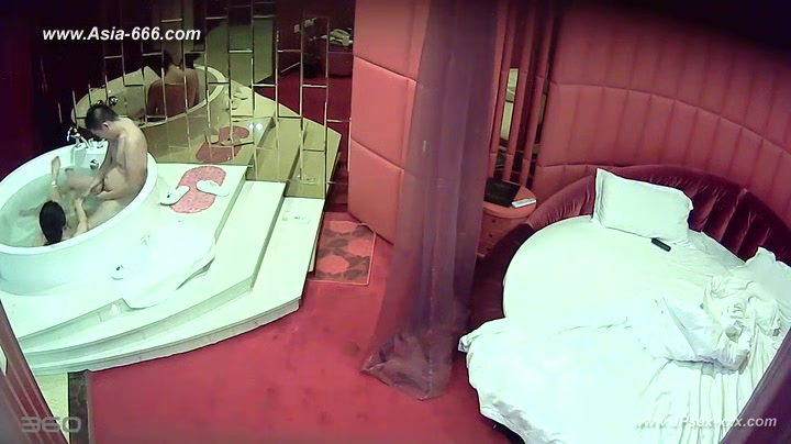 Hackers use the camera to remote monitoring of a lover's home life.218_3