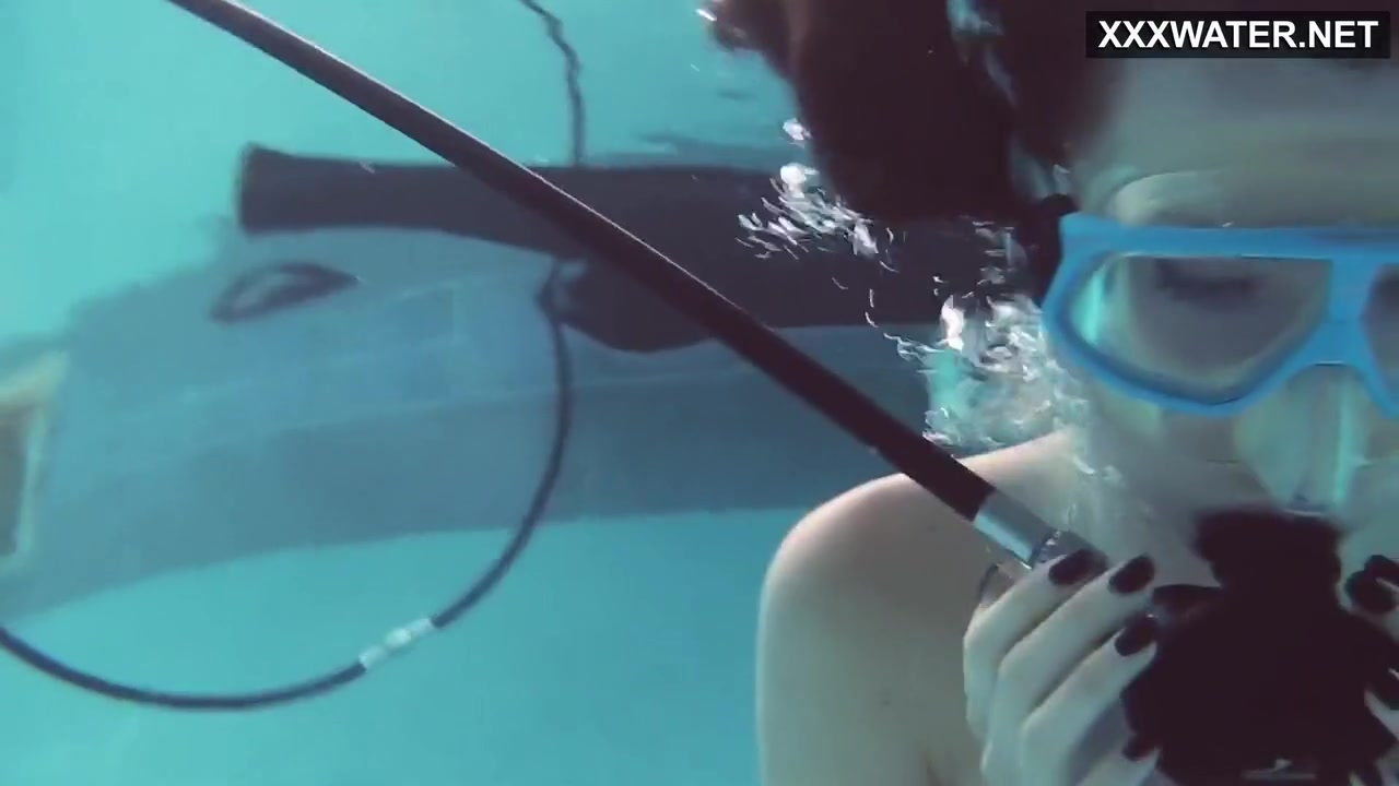 Hot Underwater Babe Emi The Mermaid