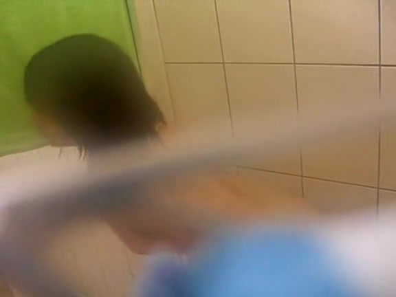 Gorgeous woman in shower never saw camera upper her