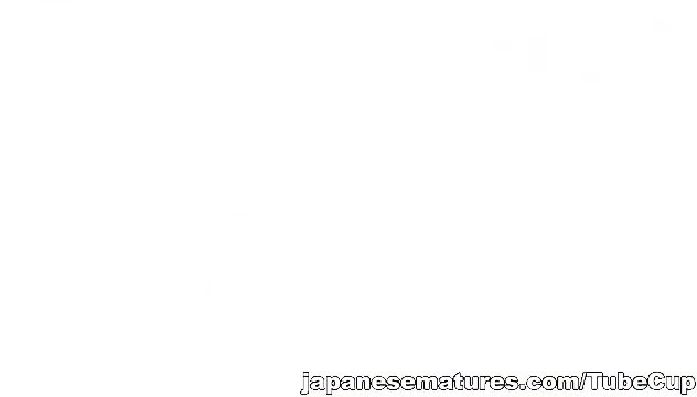 Hot mature masseusse shows a really happy ending