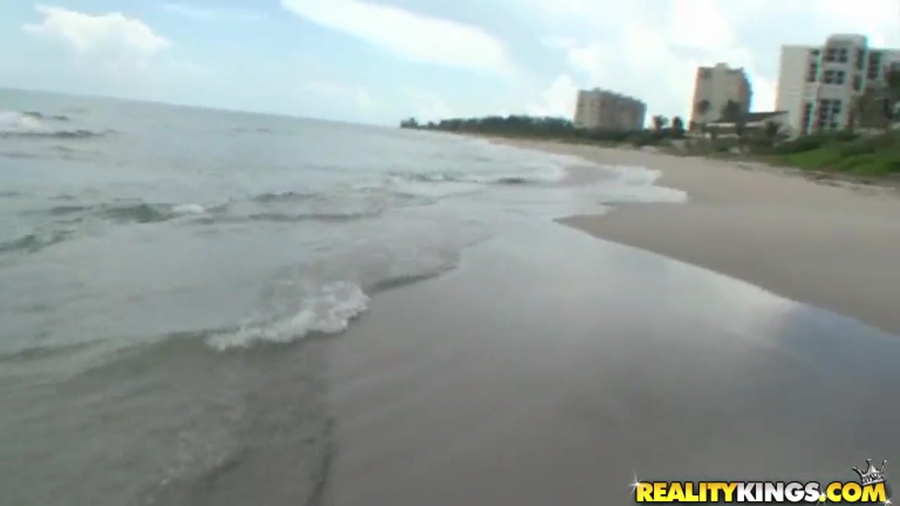 Josh playing with kinky Madison Minx on the beach