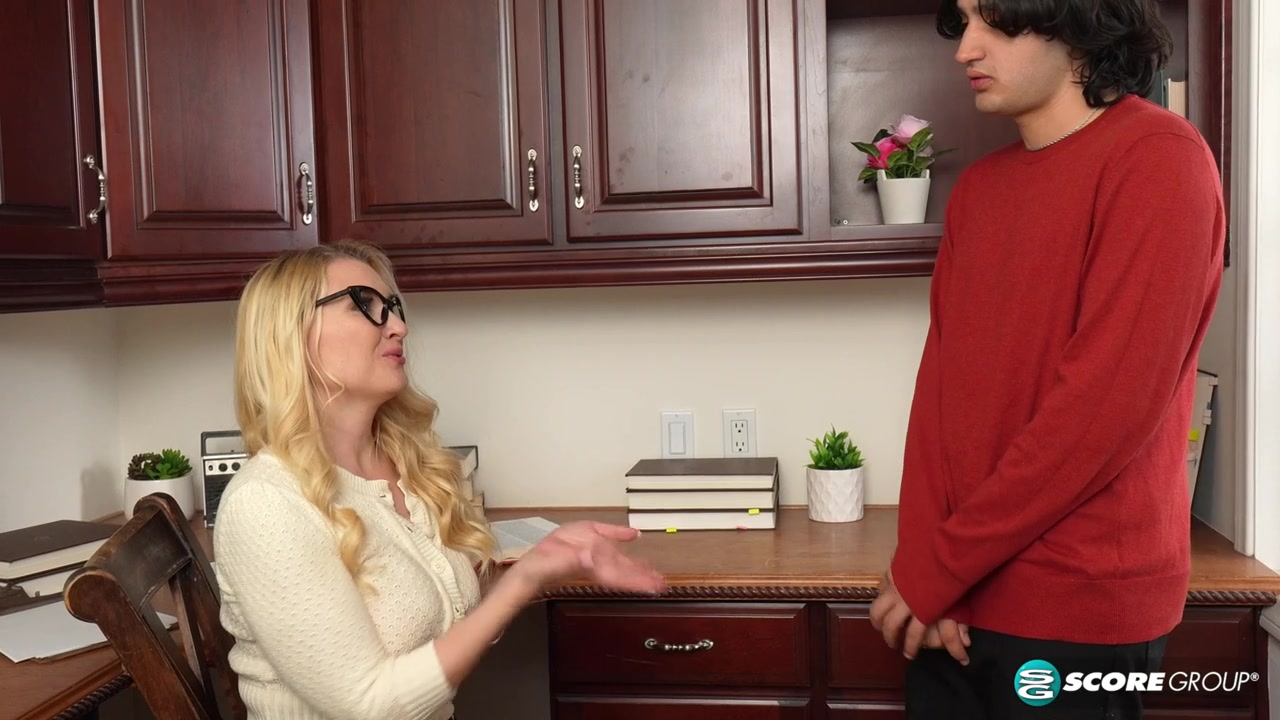 40-year-old beauty Julia Robbie fucks a 21-year-old
